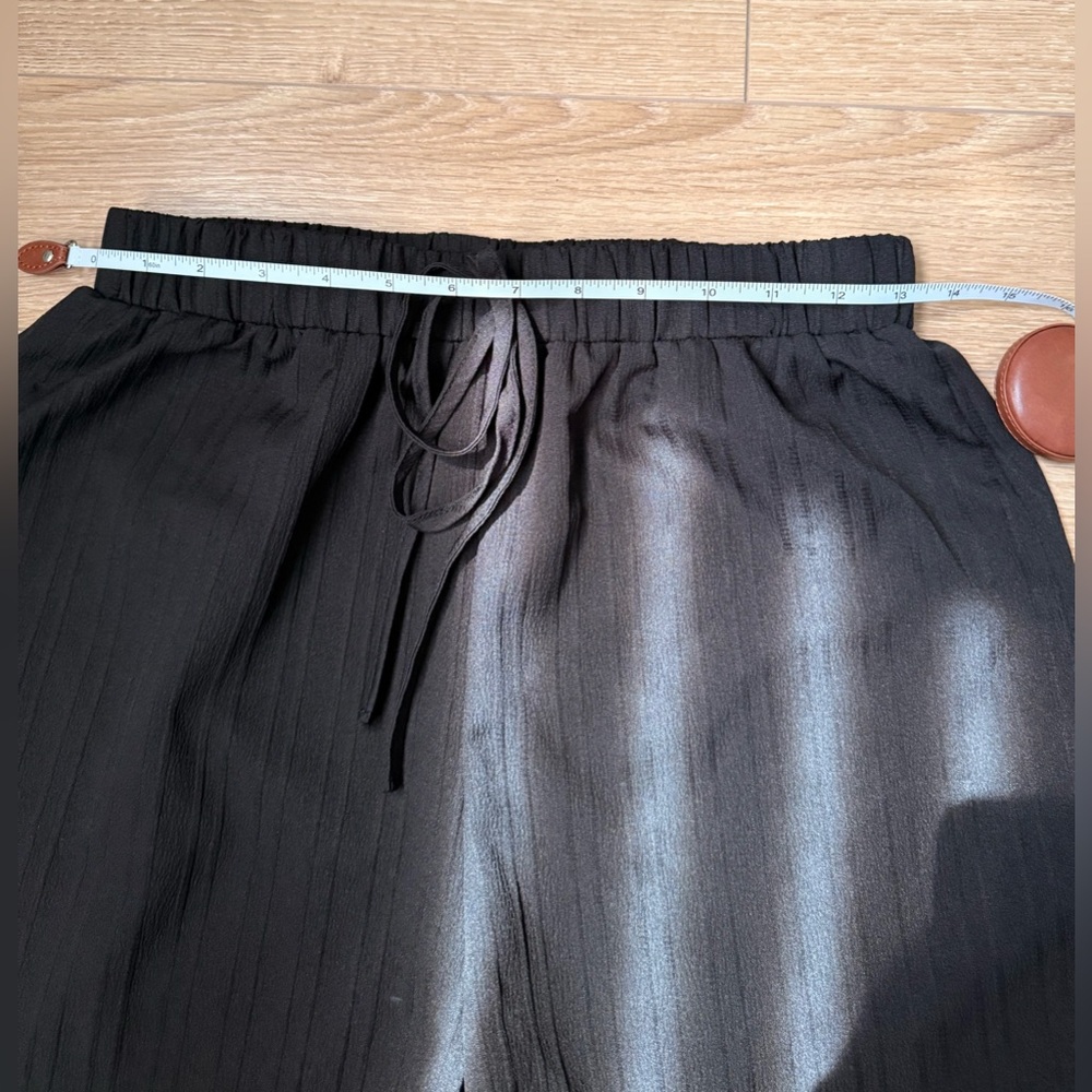 💙 Women's Black Lightweight Ribbed Drawstring Shorts - Picture 3 of 6